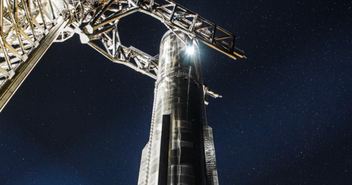 SpaceX comparte una impresionante foto nocturna de su propulsor Super Heavy