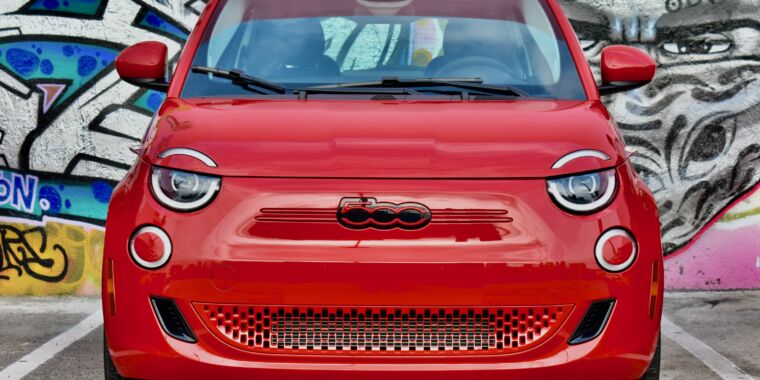 El Fiat 500e 2024 es un vehículo eléctrico de 34.000 dólares que apela a la emoción, no a la lógica