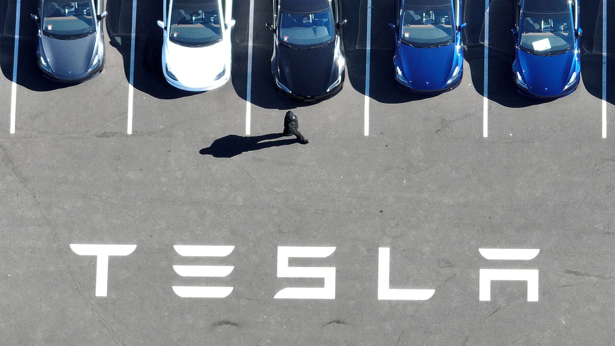 Las ganancias de Tesla caen un 55%, la compañía dice que las ventas de vehículos eléctricos están «bajo presión» de los híbridos
