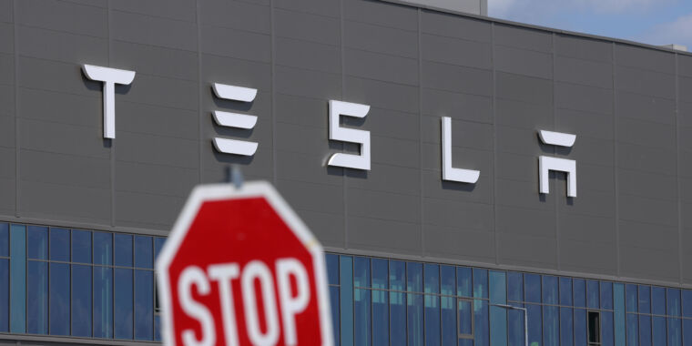 Tesla despedirá a todos los que trabajan en supercargadores y vehículos nuevos