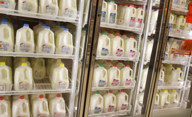 El 20% de la leche de los supermercados tiene rastros de gripe aviar, lo que sugiere un brote más amplio