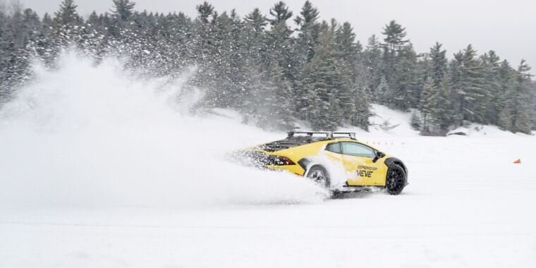 Un lago helado y varios Lamborghinis dan lecciones sobre control de tracción