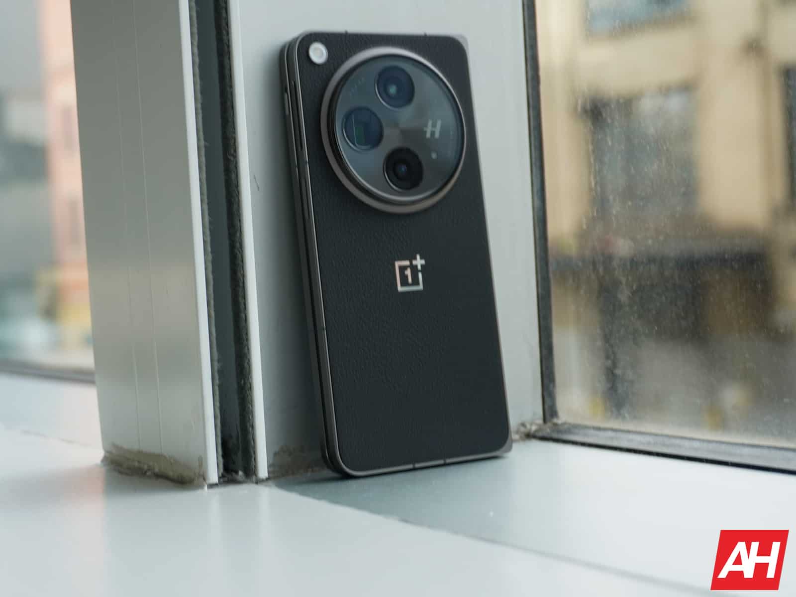 La nueva actualización de OnePlus Open trae collages de fotos, mejoras en la cámara y más