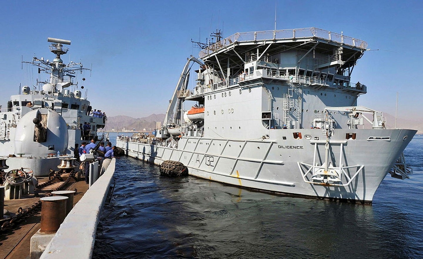 El buque auxiliar de la Flota Real RFA Diligence se dirige al desguace