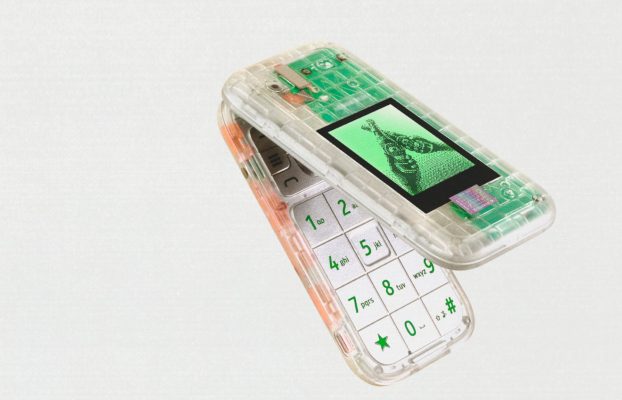 El Boring Phone es un teléfono plegable transparente y sin funciones que me transporta a mi infancia.