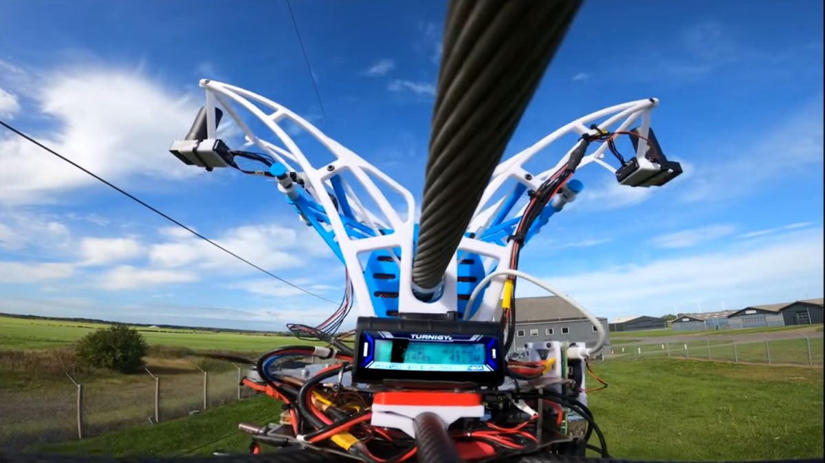 Drones que pueden cargar en líneas eléctricas