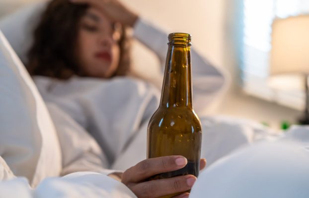 4 formas en que tu bebida nocturna sabotea tu sueño.  Qué hacer al respecto