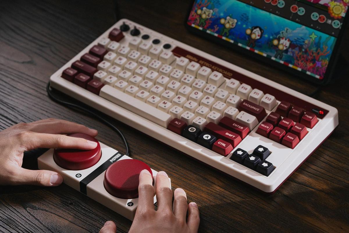 El teclado mecánico retro estilo Nintendo de 8BitDo alcanza un nuevo mínimo de $ 70 en Woot