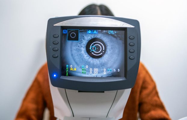 GPT-4 tuvo un rendimiento cercano al nivel de los médicos expertos en evaluaciones oculares