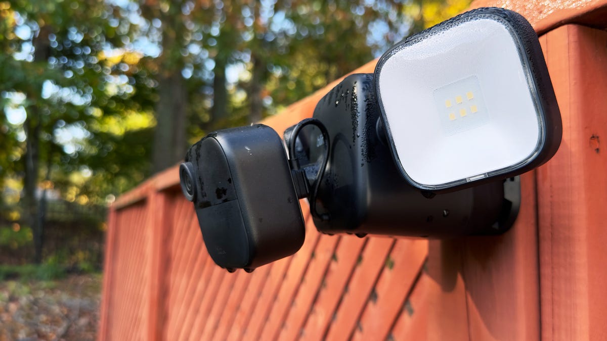 La cámara reflectora Blink Outdoor 4 que funciona con batería es justo lo que necesitaba mi jardín oscuro