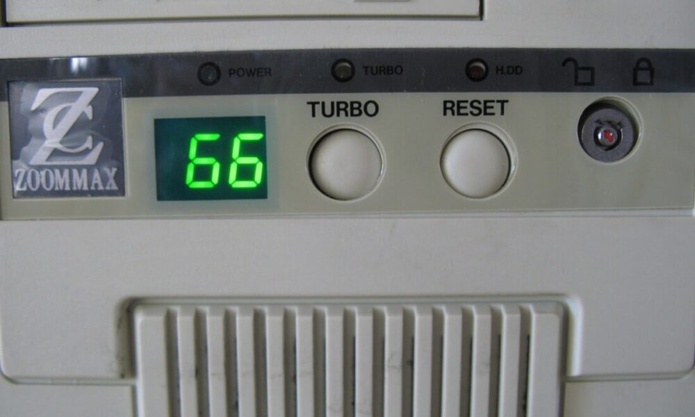 El botón de turbo de los PCs viejos hacía que el equipo funcionase más lento