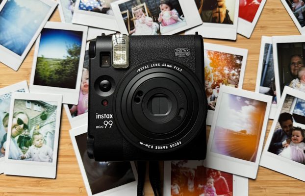 La Instax mini 99 podría pasar por una cámara Fujifilm real