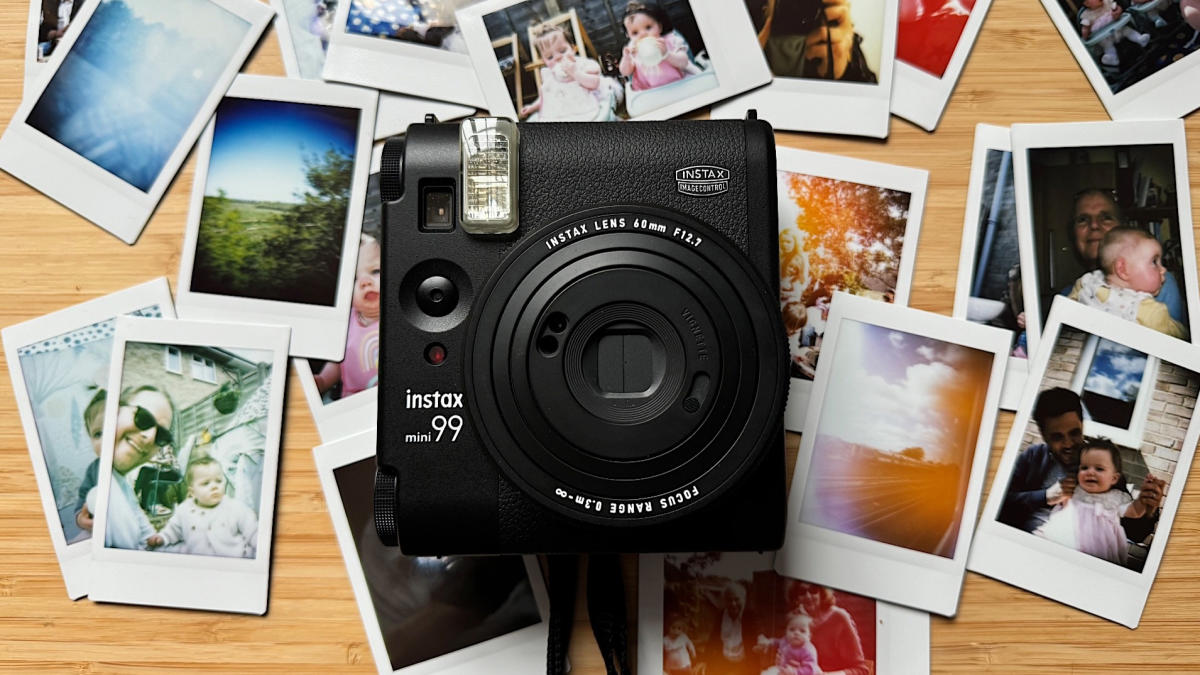 La Instax mini 99 podría pasar por una cámara Fujifilm real