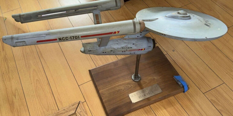 El modelo perdido del USS Enterprise regresa a la familia Roddenberry