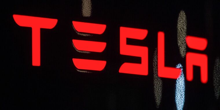 Tesla debe enfrentar una demanda por fraude por afirmar que sus autos podrían conducirse solos