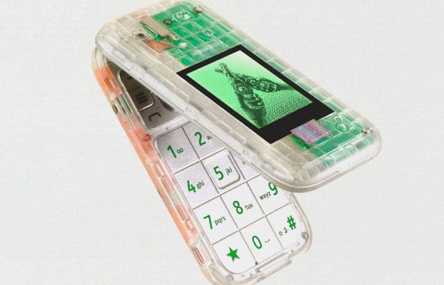 Heineken acaba de anunciar su propio teléfono plegable y rezuma nostalgia