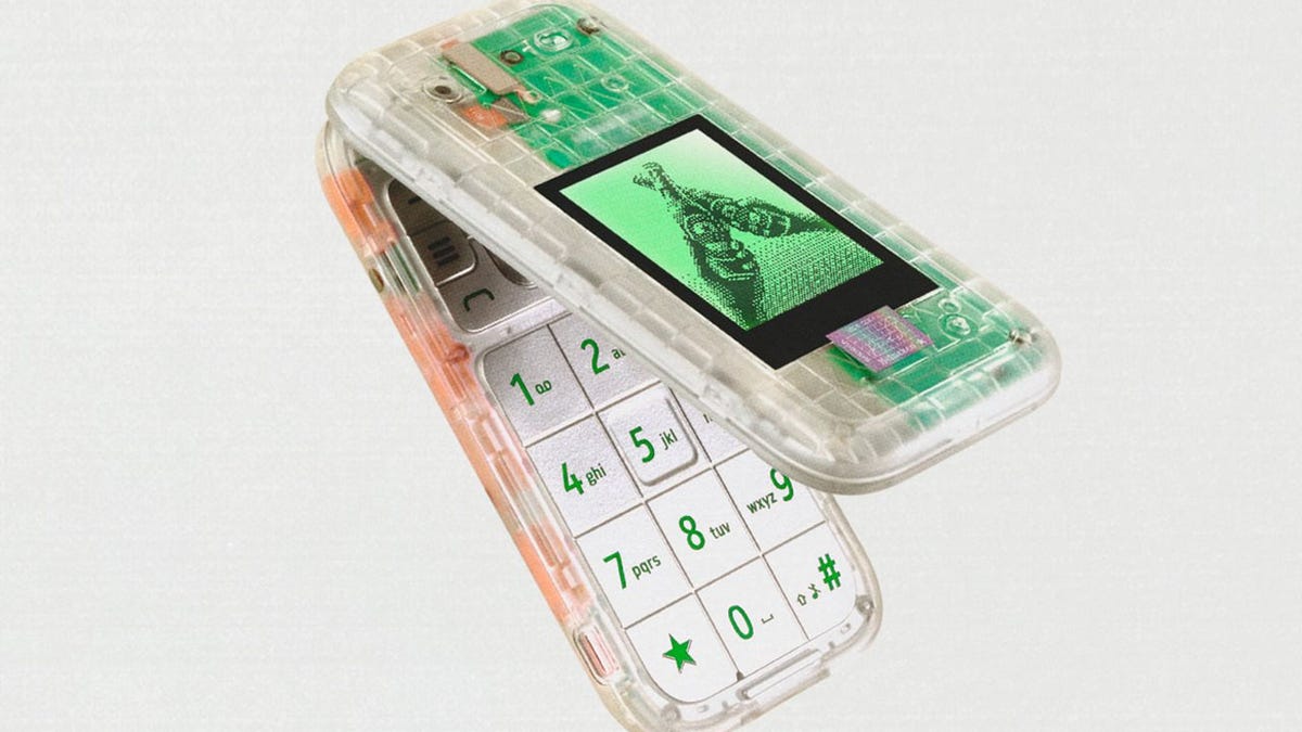 Heineken acaba de anunciar su propio teléfono plegable y rezuma nostalgia