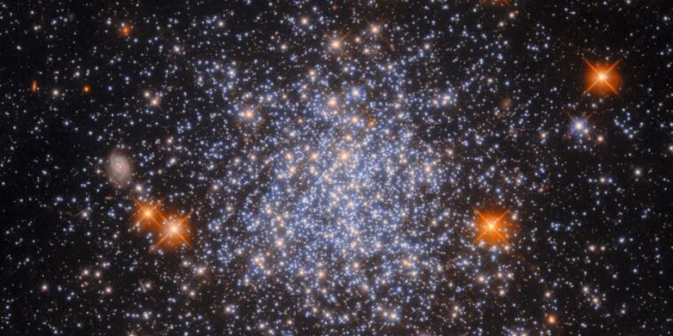 Daily Telescope: un brillante cúmulo de estrellas en una galaxia cercana