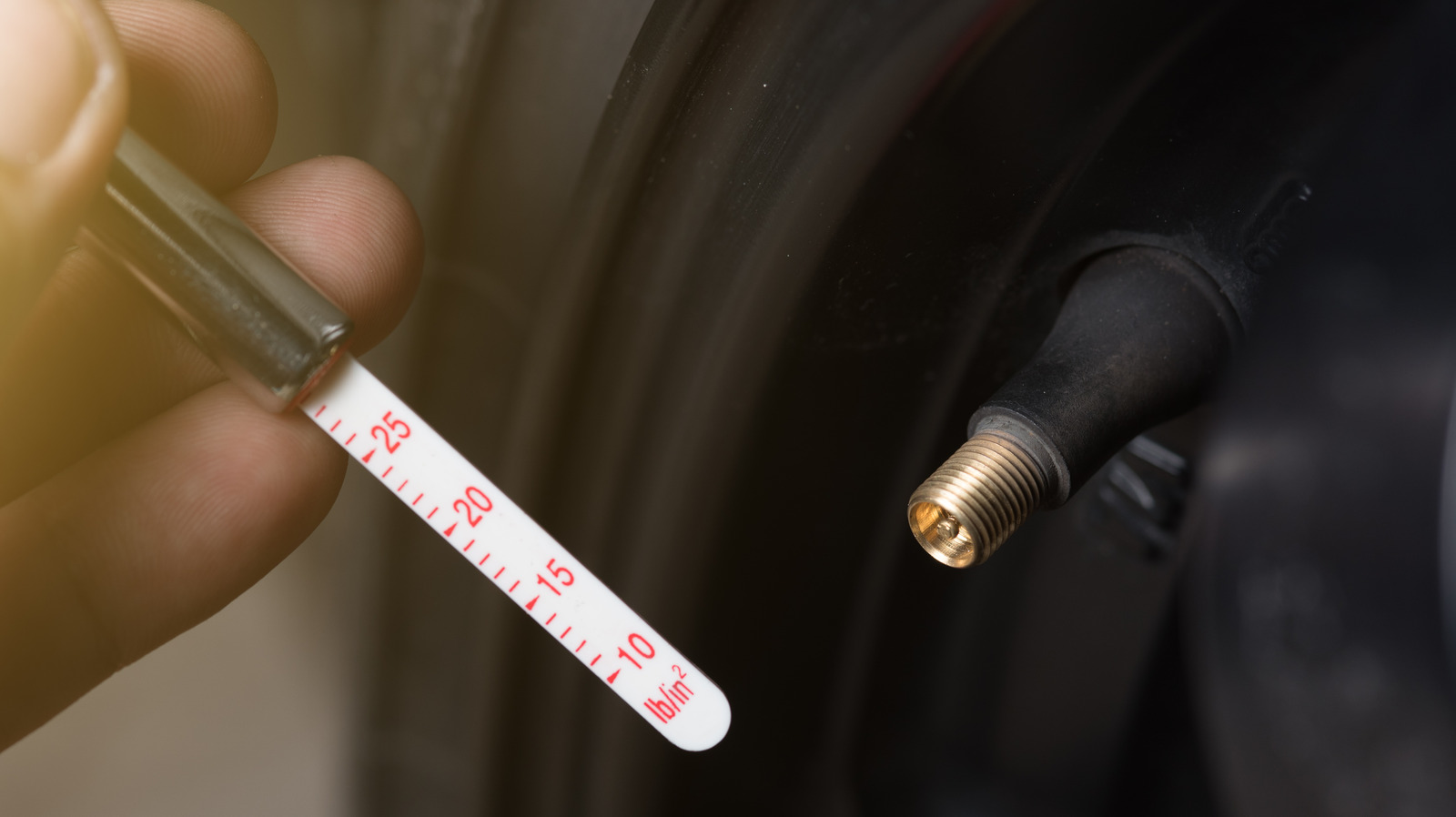 Cómo utilizar y comprobar correctamente la presión de los neumáticos de su automóvil con un manómetro