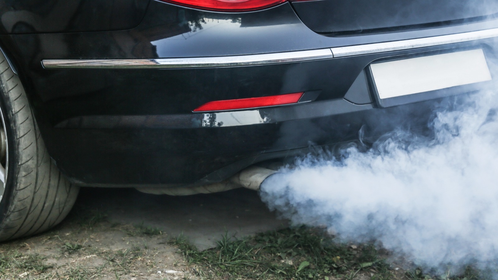 Esto es lo que significan los diferentes colores del humo de escape para su automóvil