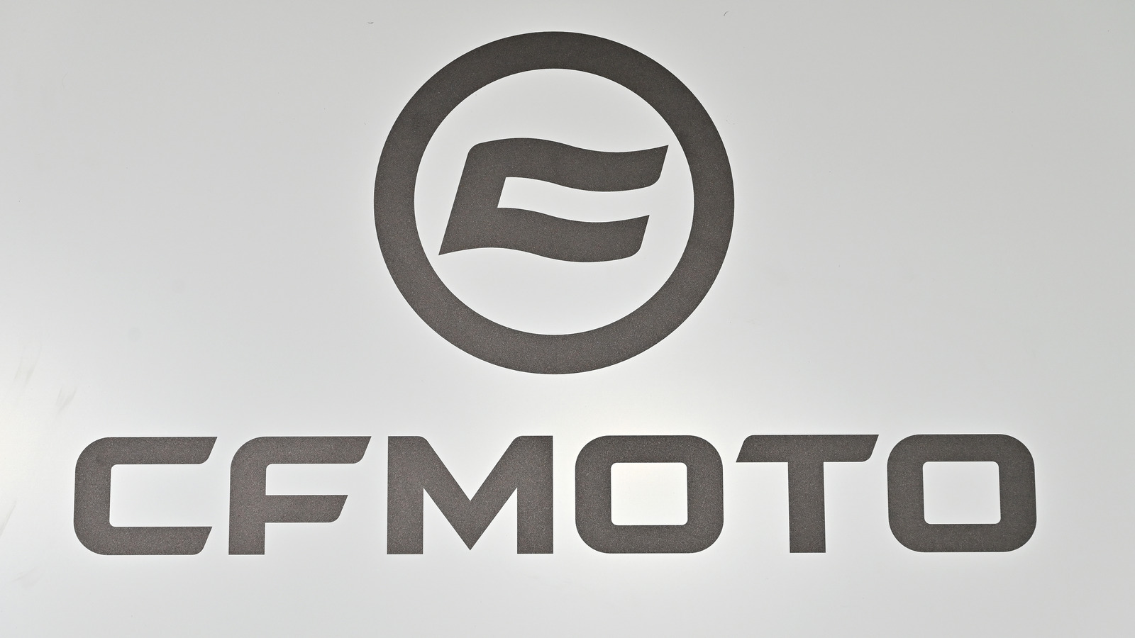¿Quién fabrica los motores CFMOTO y dónde se producen sus vehículos todoterreno?