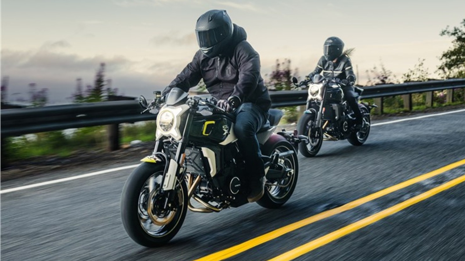 ¿Cuáles son las diferencias entre las motocicletas deportivas CFMOTO 700CL-X y 700CL-X?