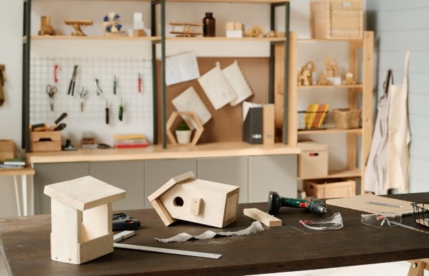 7 bancos de trabajo y mesas de Home Depot para completar la configuración de bricolaje del garaje de su casa