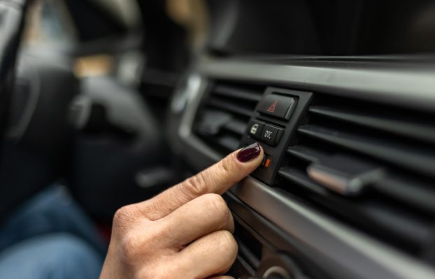 Lo que debe saber antes de recargar el aire acondicionado de su automóvil en casa