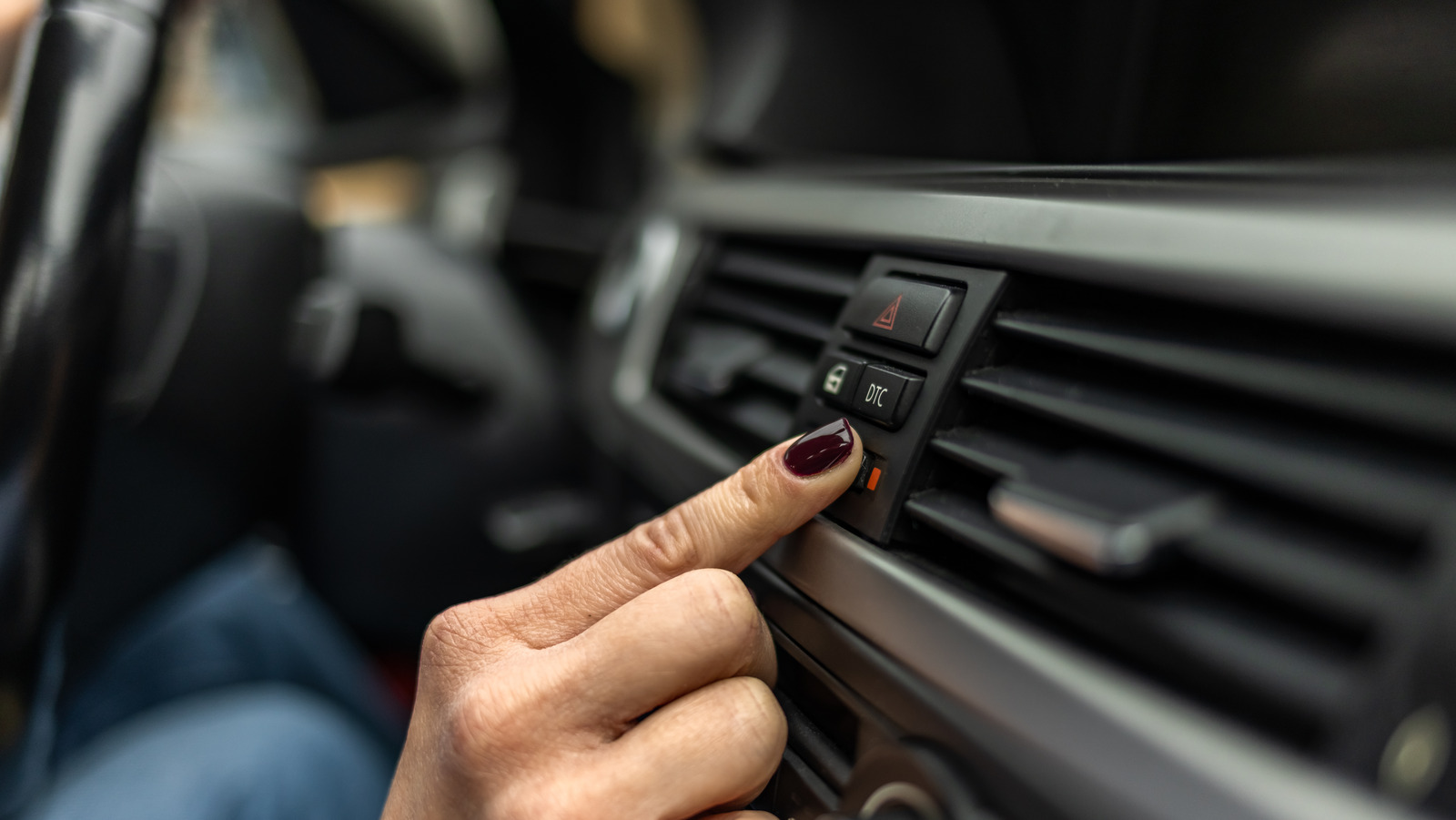 Lo que debe saber antes de recargar el aire acondicionado de su automóvil en casa