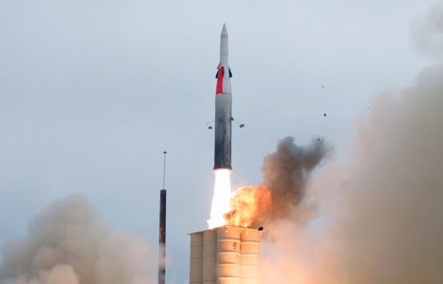 Cómo los sistemas de defensa aérea de Israel interceptan misiles balísticos en el espacio ultraterrestre