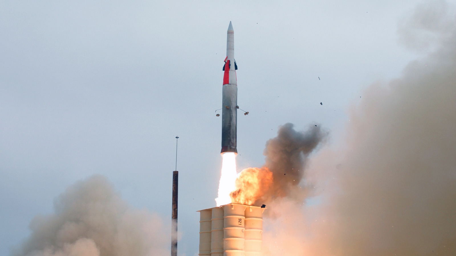 Cómo los sistemas de defensa aérea de Israel interceptan misiles balísticos en el espacio ultraterrestre
