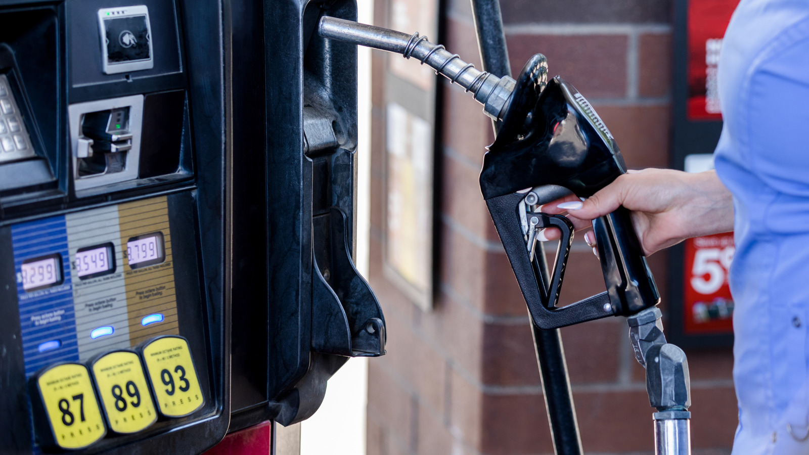 ¿Qué es el gas sin etanol y debería usarlo en su automóvil?