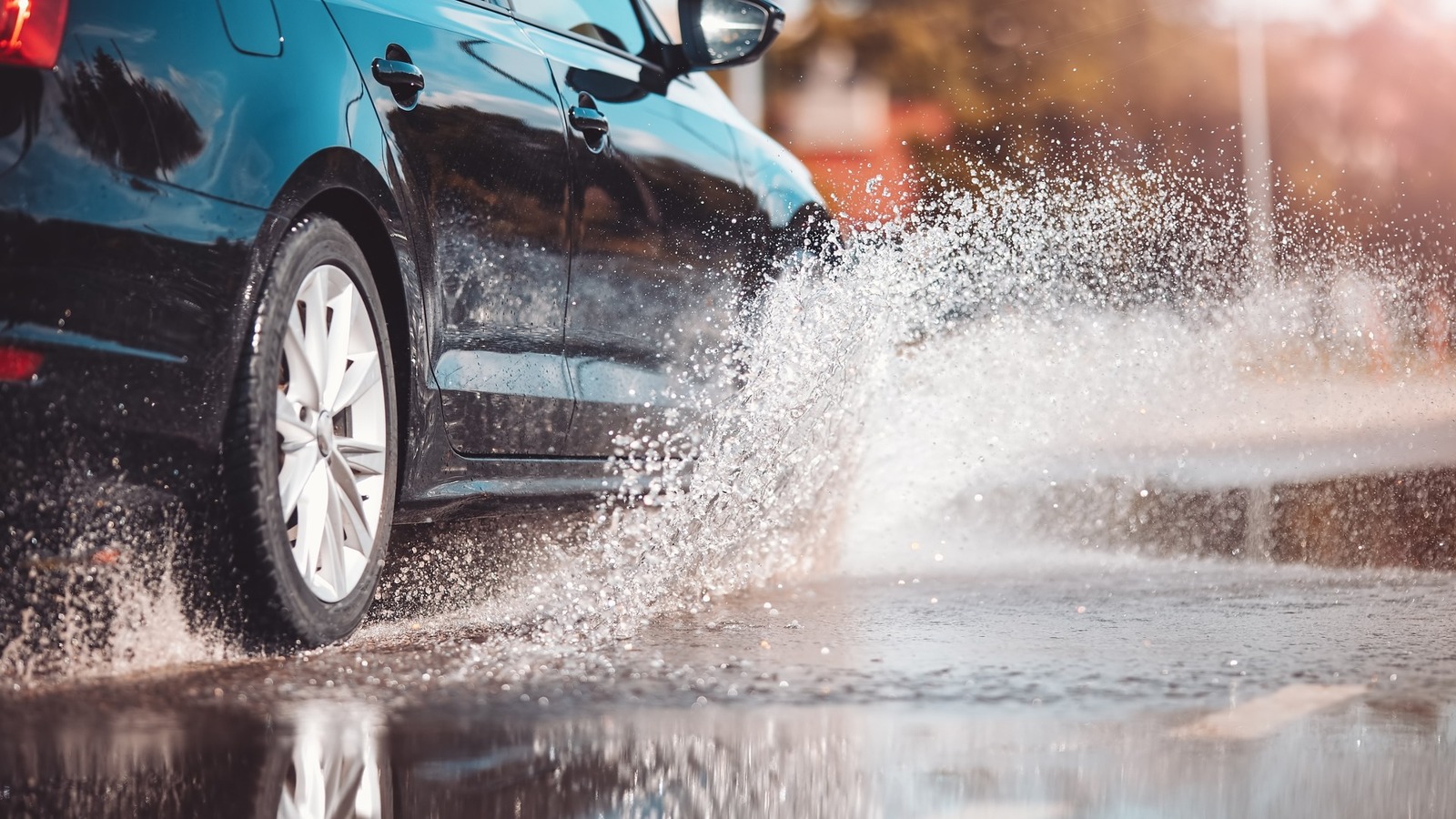 Por qué los expertos en automóviles dicen que debería lavar su automóvil después del mal tiempo