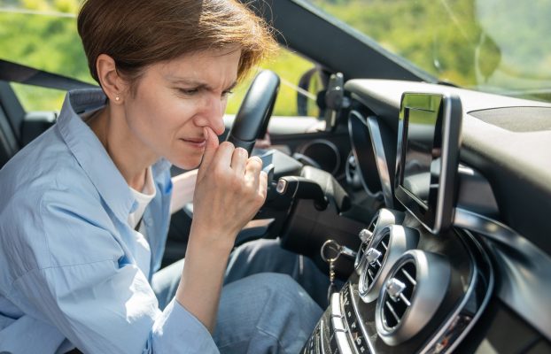 Por qué el aire acondicionado de su automóvil huele mal (y qué puede hacer para solucionarlo)