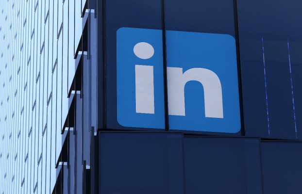 LinkedIn prueba páginas de empresa premium, con inteligencia artificial y herramientas de marketing para aumentar su audiencia