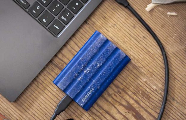 Obtenga un 35% de descuento en el SSD portátil T7 Shield, rápido y resistente de Samsung