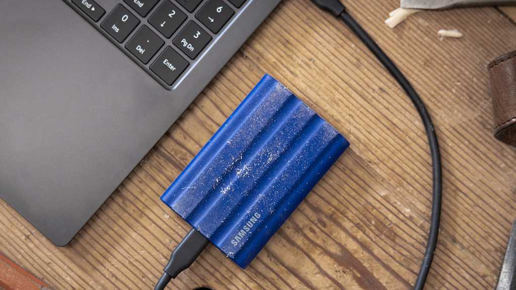 Obtenga un 35% de descuento en el SSD portátil T7 Shield, rápido y resistente de Samsung