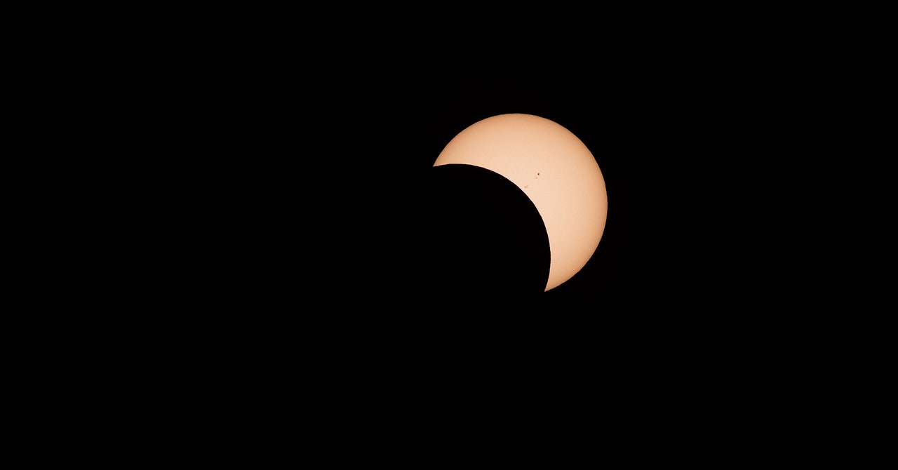 ¿Se puede ver un eclipse solar redondo a través de un agujero cuadrado?