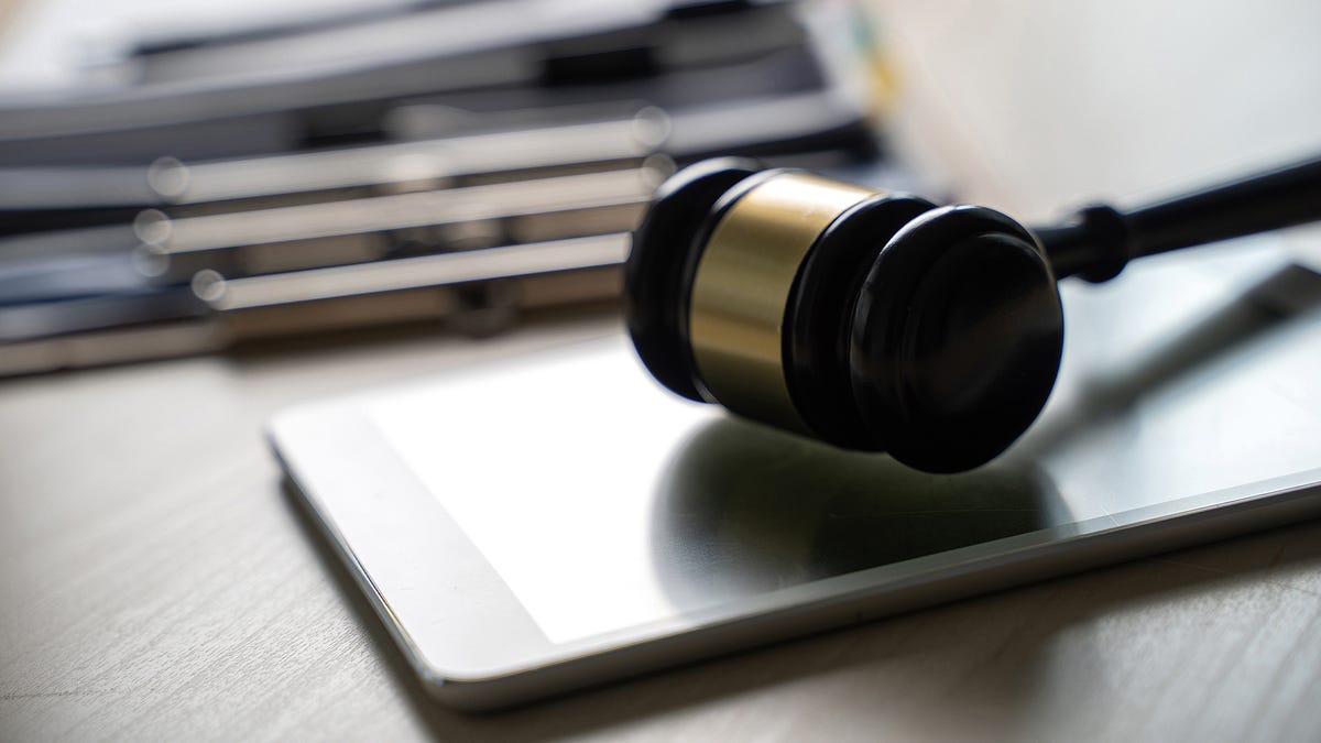 En el primer fallo de este tipo, un juez estadounidense prohíbe el uso de videos mejorados con inteligencia artificial en un juicio por asesinato