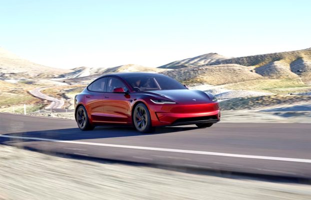 Tesla lanza una nueva variante del Model 3 Performance para acelerar la demanda
