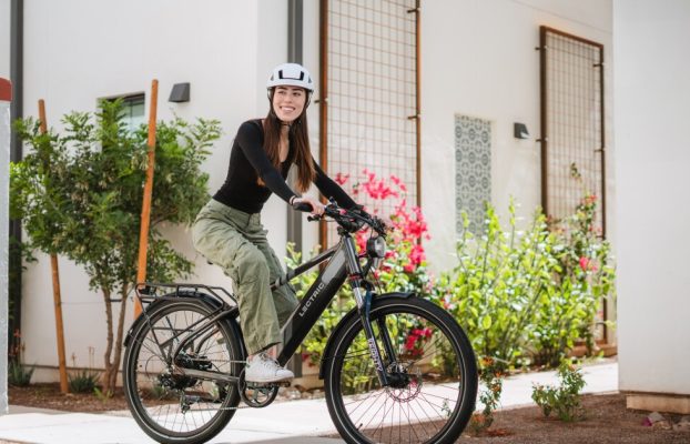 Lectric se desliza por los desplazamientos urbanos en una bicicleta eléctrica con sensor de par de bajo coste