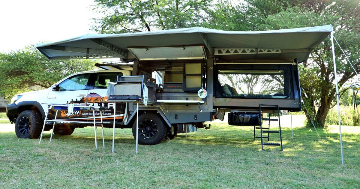 La camioneta camper expansora Hogzilla 4×4 duplica su tamaño mediante un dormitorio corredizo