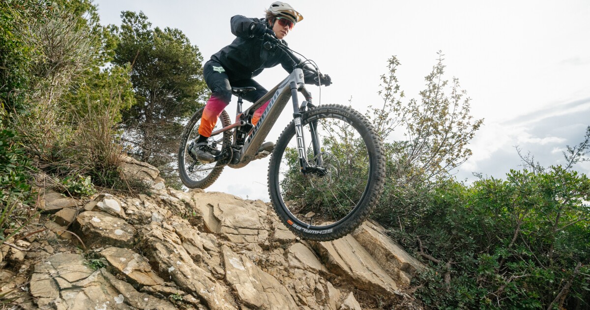 La bicicleta de montaña con motor Shimano se vuelve «juguetona y ágil» en la naturaleza
