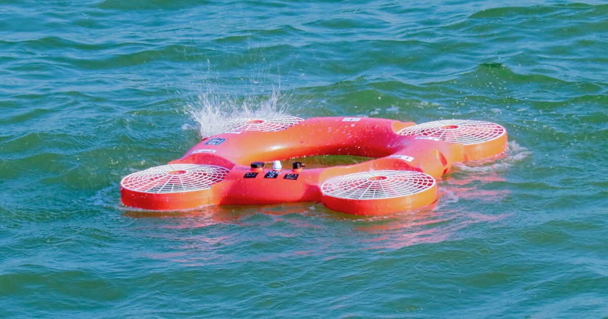 Un dron de rescate híbrido vuela hacia los nadadores y se convierte en un aro salvavidas