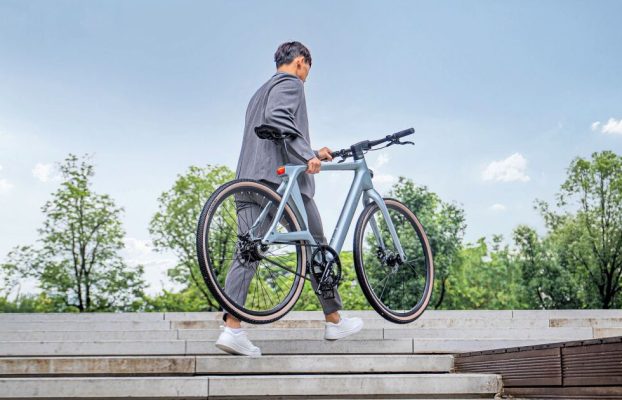 Una bicicleta eléctrica urbana ligera y asequible apuesta por el carbono