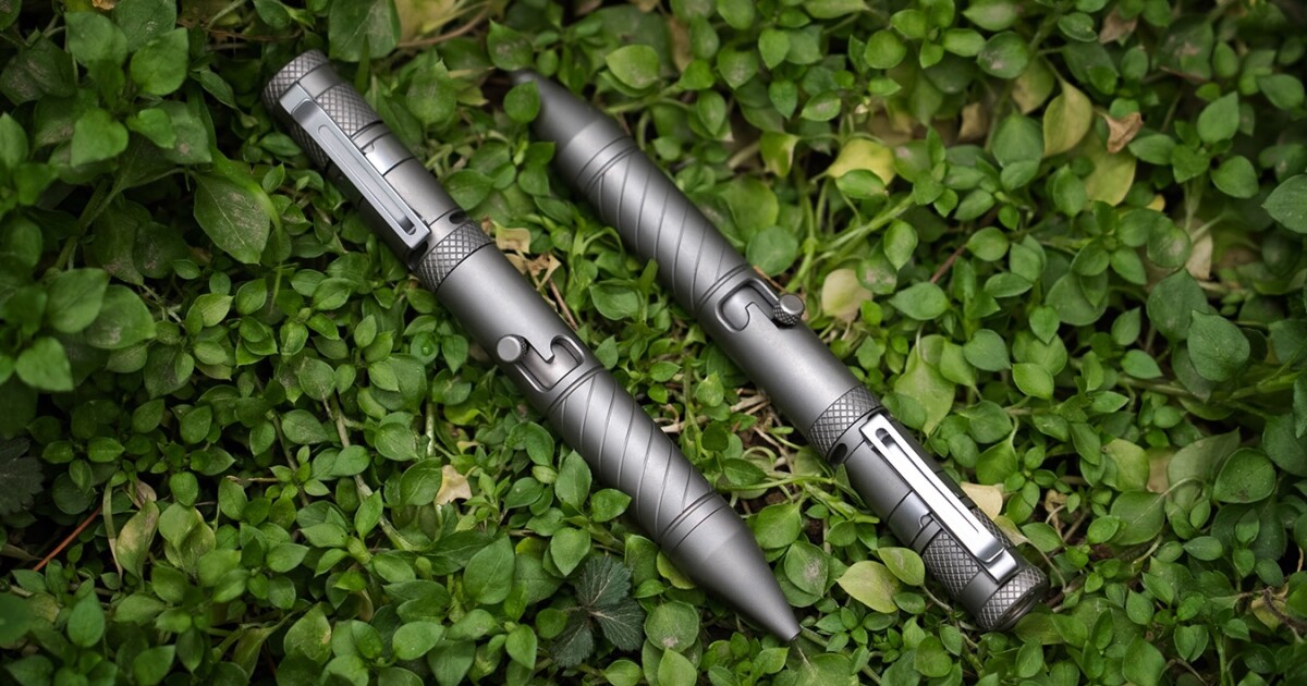 La multiherramienta de titanio inspirada en un rifle incluye un bolígrafo, una linterna y una palanca.