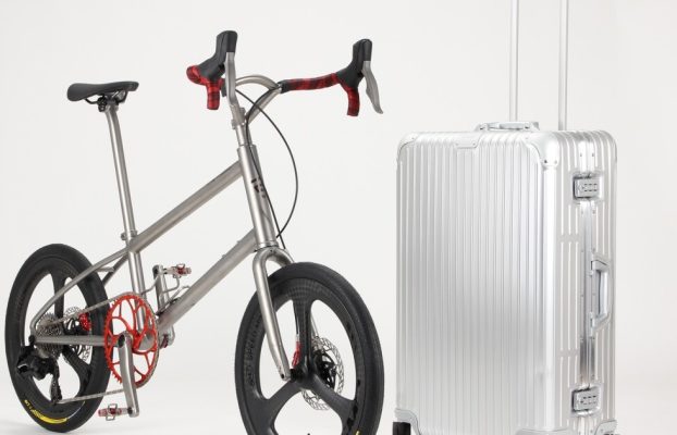 La bicicleta Firefly MiniVelo de titanio personalizada se guarda en una maleta