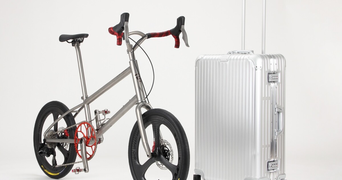 La bicicleta Firefly MiniVelo de titanio personalizada se guarda en una maleta