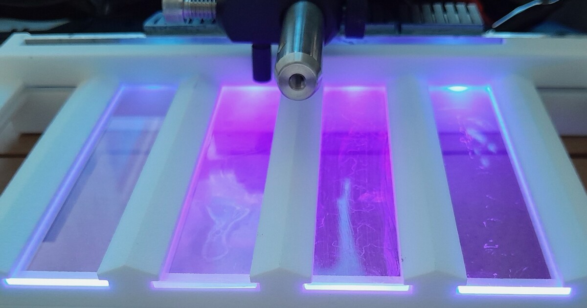 El vidrio submarino que emite rayos ultravioleta mata los microbios para mantenerse limpio