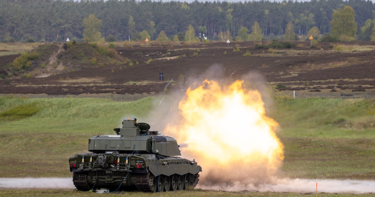 El ejército británico despliega su tanque más letal para ejercicios con fuego real